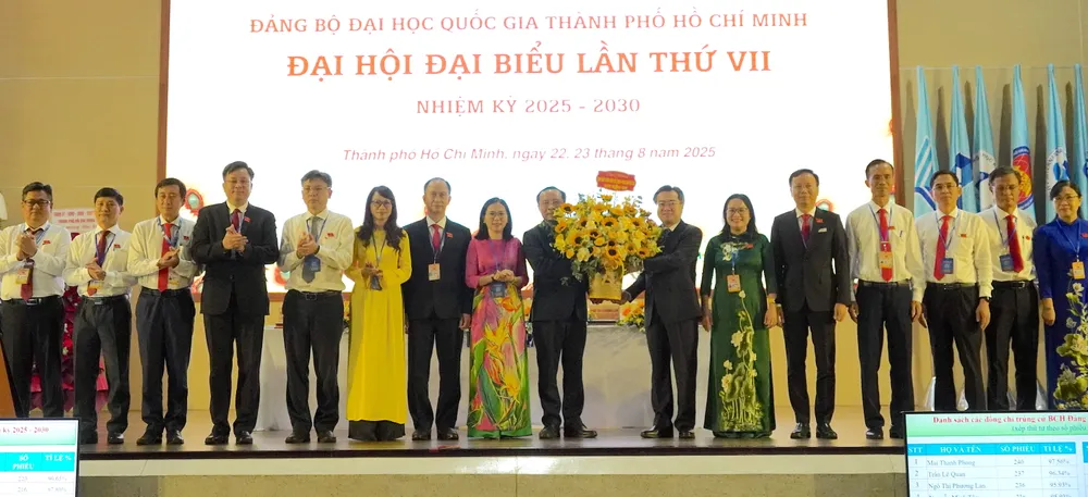 Phó Bí thư Thường trực Thành ủy TPHCM Nguyễn Thanh Nghị chúc mừng Ban Chấp hành Đảng bộ ĐHQG TPHCM nhiệm kỳ 2025-2030 6HH05850.JPG