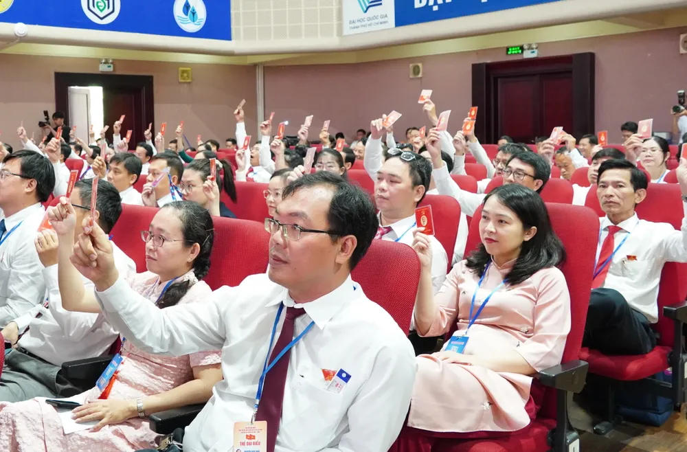 Các đại biểu biểu quyết thông qua nghị quyết đại hội 6HH05858.JPG