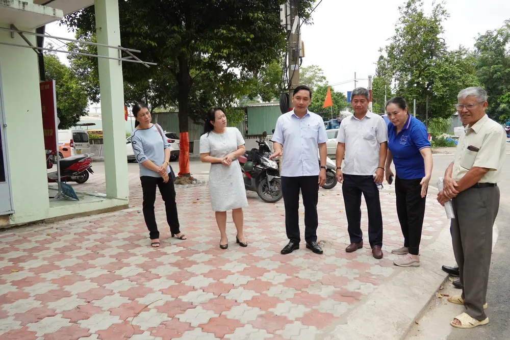 Cán bộ khu phố 30 phường Thủ Đức trao đổi với lãnh đạo phường về công tác chỉnh trang, cải tạo vỉa hè trên địa bàn khu phố. Ảnh: PHƯƠNG UYÊN 6HH00738.JPG