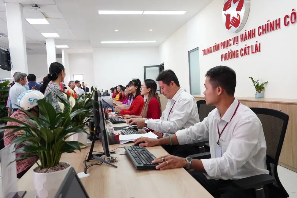 Công chức Trung tâm Phục vụ hành chính công phường Cát Lái giải quyết thủ tục hành chính cho người dân, doanh nghiệp 6HH09054.JPG
