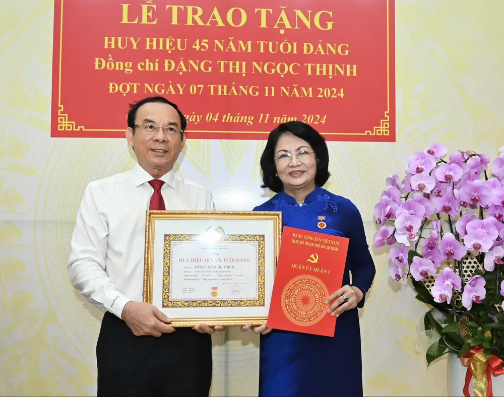 Đồng chí Nguyễn Văn Nên trao tặng Huy hiệu 45 năm tuổi Đảng đến nguyên Phó Chủ tịch nước Đặng Thị Ngọc Thịnh, đợt ngày 7-11-2024. Ảnh VIỆT DŨNG Ảnh chụp Màn hình 2025-08-26 lúc 09.08.52.png