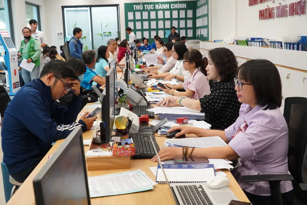 Công chức phường Tăng Nhơn Phú tiếp nhận thủ tục hành chính của người dân. Ảnh: PHƯƠNG UYÊN 6HH00275.JPG