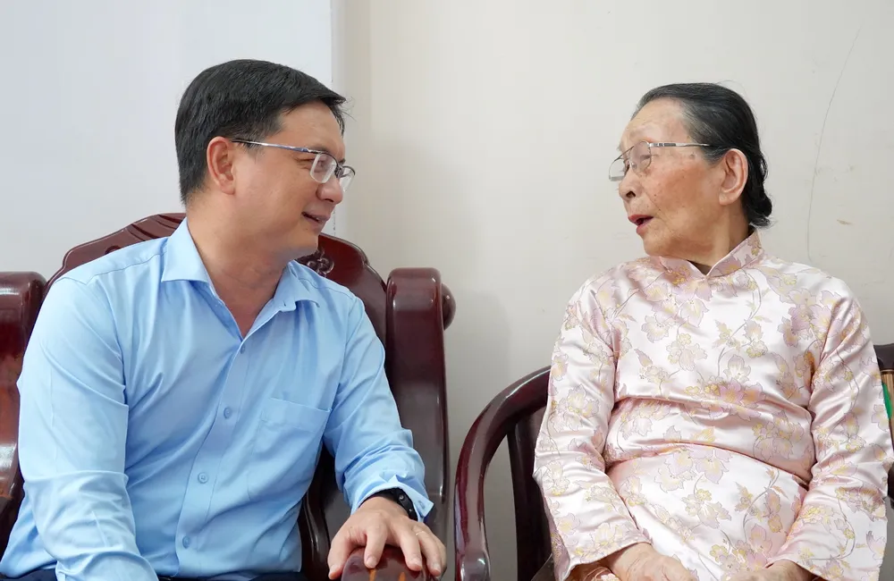 Phó Chủ tịch UBND TPHCM Nguyễn Mạnh Cường thăm hỏi sức khỏe bà Nguyễn Thị Hạnh 6HH05908.JPG
