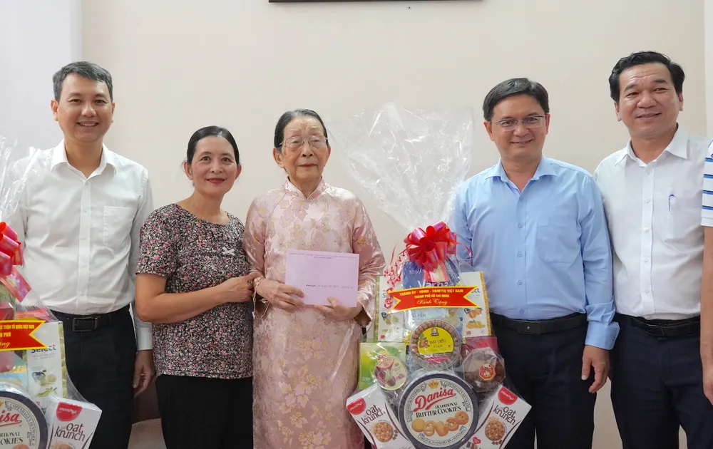 Lãnh đạo TPHCM và lãnh đạo phường Tăng Nhơn Phú thăm, tặng quà tri ân bà Nguyễn Thị Hạnh, cán bộ lão thành cách mạng 6HH05952.JPG