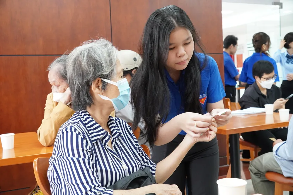 Người cao tuổi đến làm thủ tục nhận trợ cấp hưu trí xã hội tại Trung tâm Phục vụ hành chính công phường Tân Mỹ 6HH08740.JPG