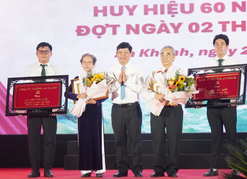 Đồng chí Võ Văn Minh trao Huy hiệu Đảng 60 năm tuổi Đảng đến các đảng viên 1.JPG