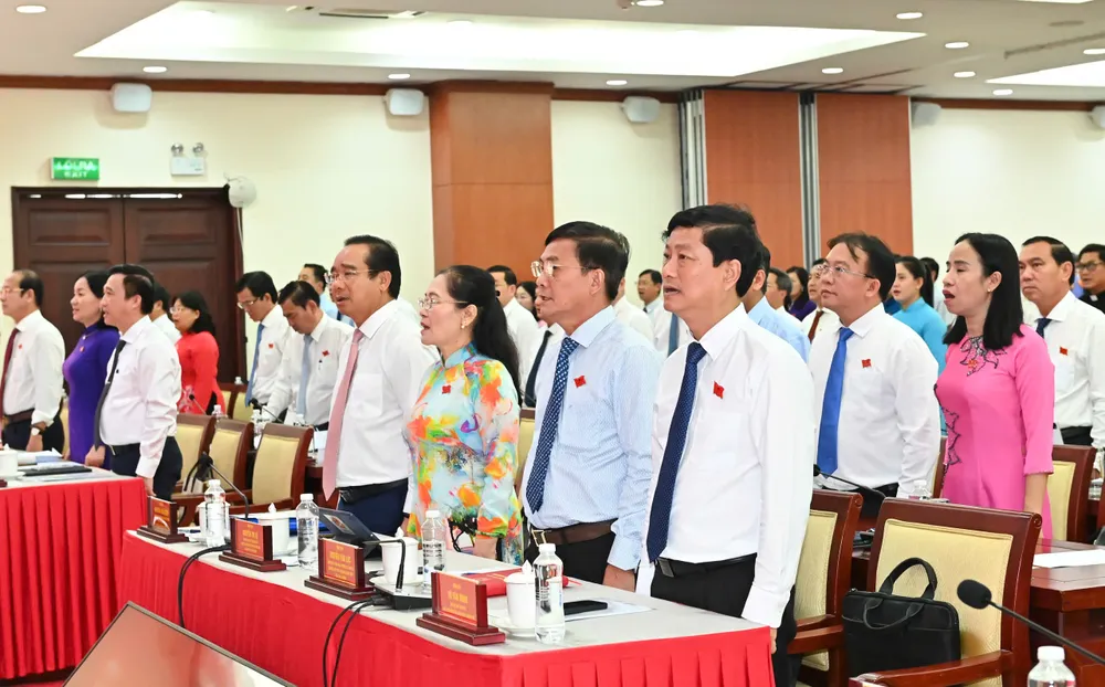 Các đại biểu dự kỳ họp thực hiện nghi thức chào cờ. Ảnh VIỆT DŨNG 2.jpg
