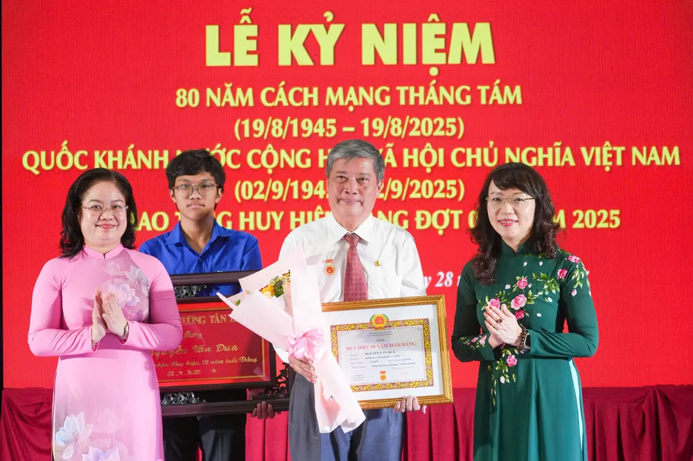 Trưởng Ban Nội chính Thành ủy TPHCM Nguyễn Thị Mỹ Hằng trao Huy hiệu 50 năm tuổi Đảng đến đồng chí Nguyễn Văn Đua 28-8. 10.jpg