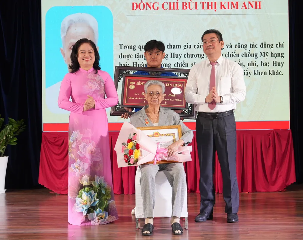 Trưởng Ban Nội chính Thành ủy TPHCM Nguyễn Thị Mỹ Hằng trao Huy hiệu 60 năm tuổi Đảng đến đồng chí Bùi Thị Kim Anh 28-8. 11.jpg