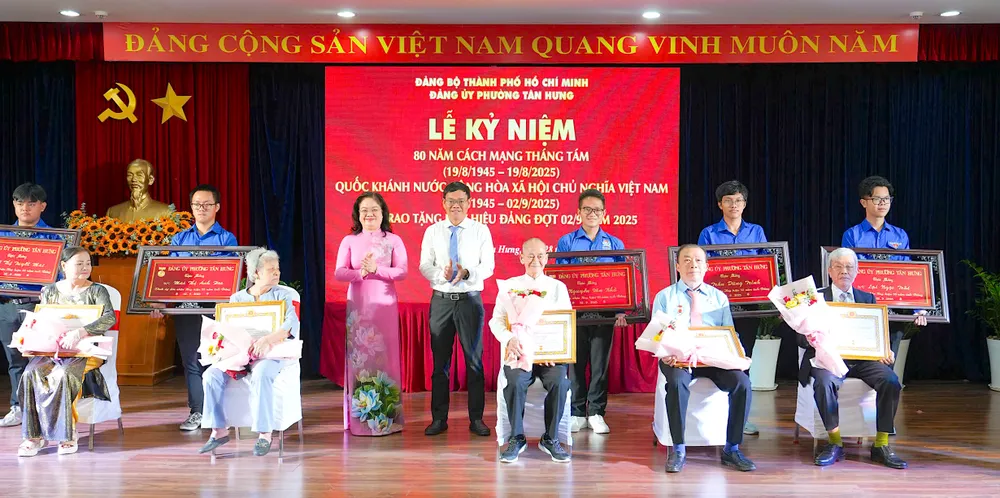 Các đồng chí đảng viên nhận Huy hiệu 50 năm tuổi Đảng 28-8. 12.jpg