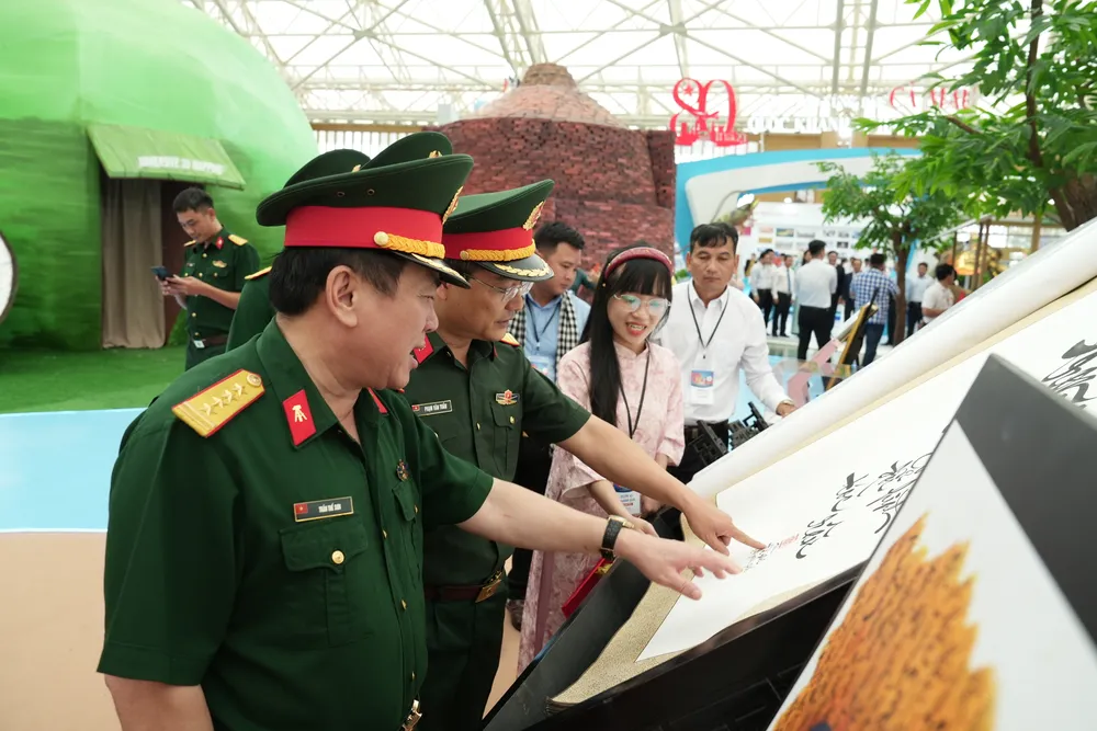 Các đại biểu tham quan triển lãm 28-8. 23.JPG