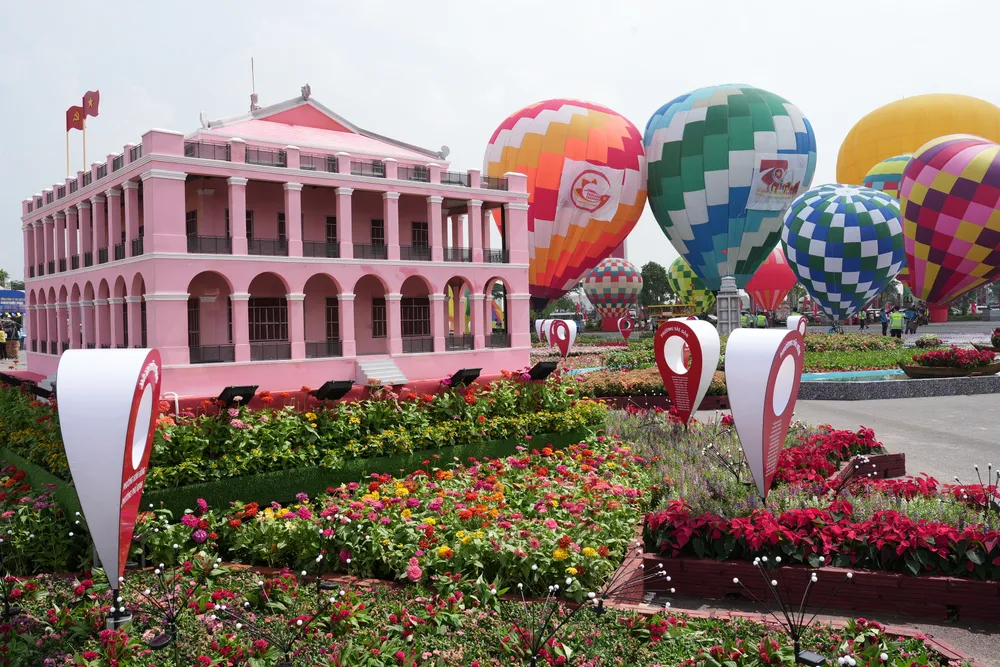 Mô hình Bến Nhà Rồng - một công trình biểu trưng của TPHCM được dựng tại triển lãm 28-8. 27.JPG