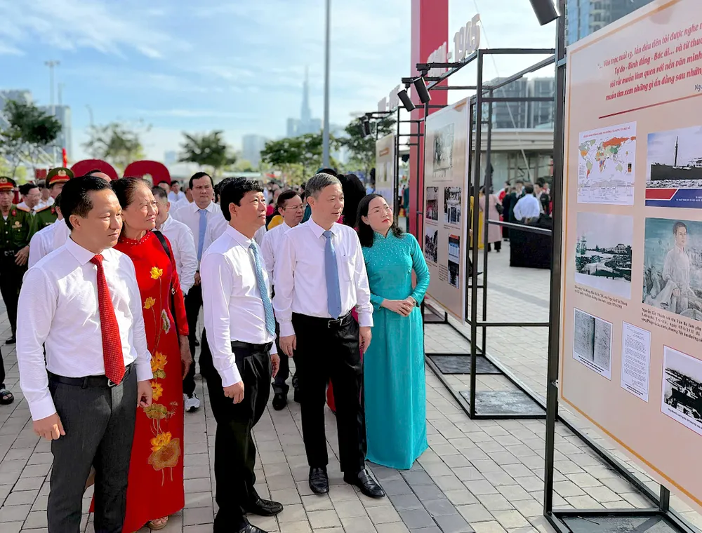 Các đồng chí lãnh đạo TPHCM và lãnh đạo phường An Khánh tham quan triễn lãm 28-8. 6.jpg