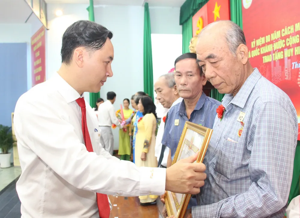 Bí thư Đảng ủy phường Thủ Đức Mai Hữu Quyết trao Huy hiệu Đảng đến đảng viên cao tuổi Đảng 28-8. 7.jpg