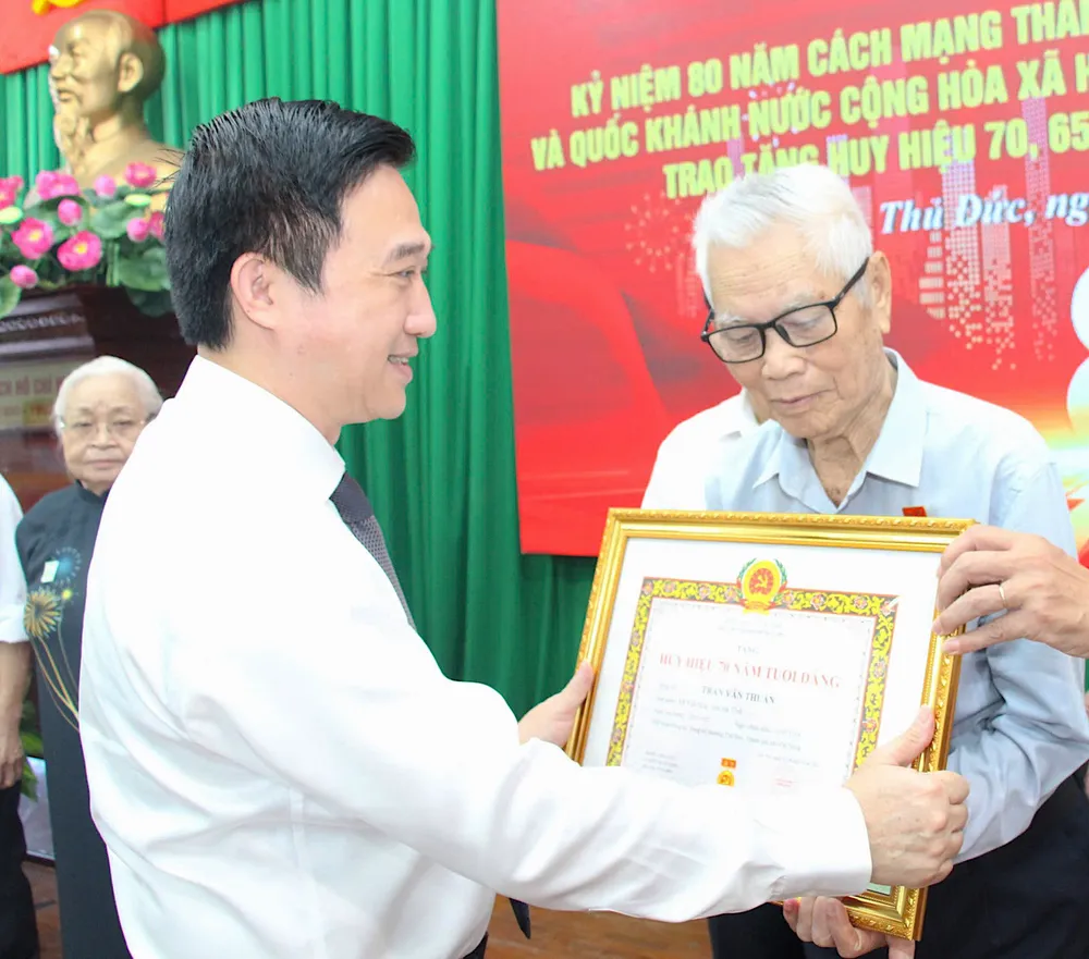 Phó Bí thư Thành ủy TPHCM Đặng Minh Thông trao Huy hiệu 70 năm tuổi Đảng đến đảng viên 28-8. 8.jpg