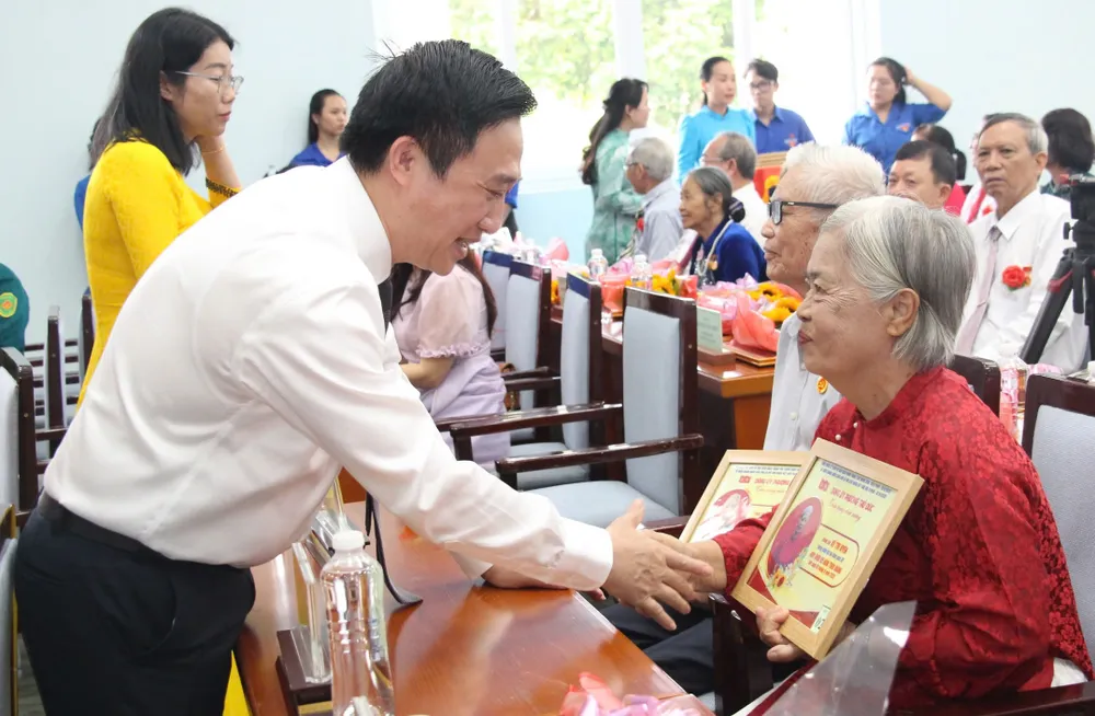 Phó Bí thư Thành ủy TPHCM Đặng Minh Thông thăm hỏi đảng viên đảng bộ phường Thủ Đức 28-8. 9.jpg