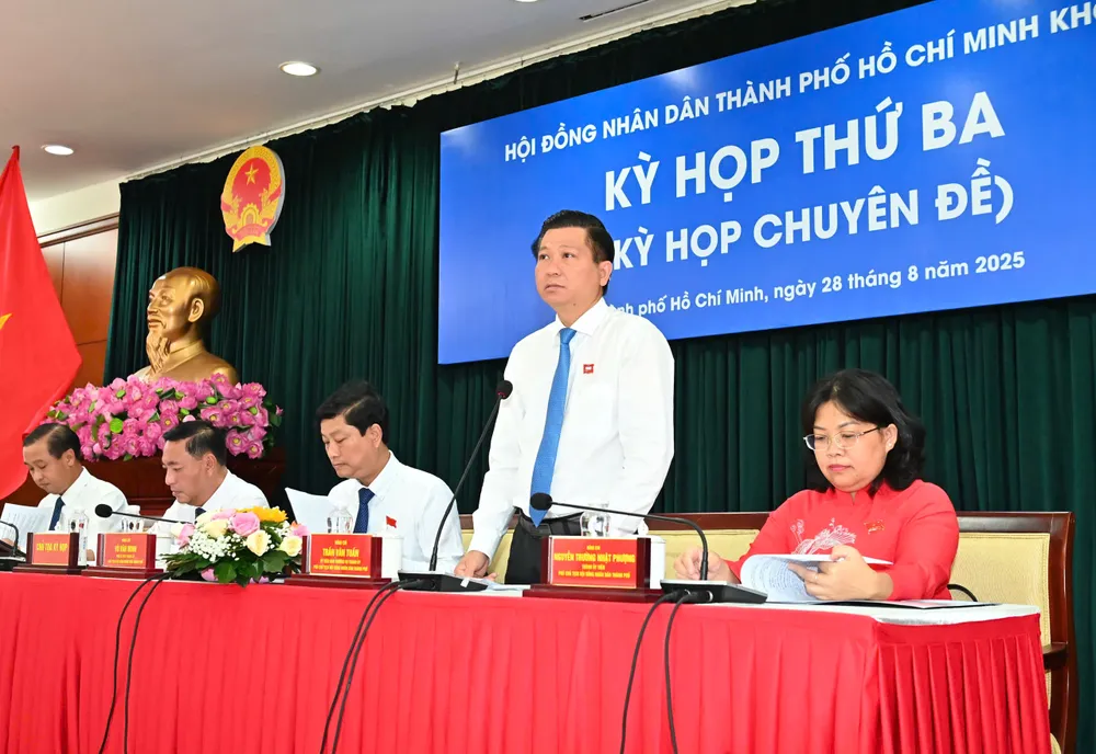 Các đồng chí chủ toạ kỳ họp. Ảnh VIỆT DŨNG 7.jpg