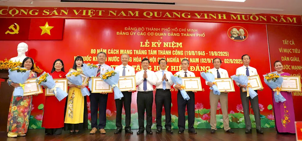 Các đảng viên nhận Huy hiệu 40 năm tuổi Đảng 29-8. 2.jpg