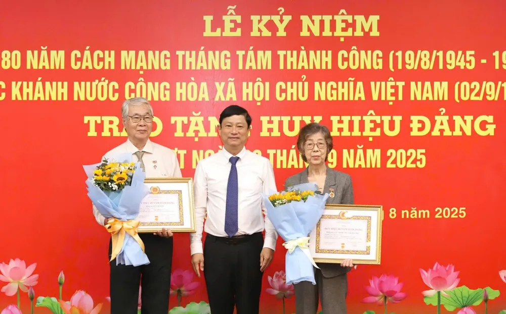 Phó Bí thư Thành ủy, Chủ tịch HĐND TPHCM Võ Văn Minh trao Huy hiệu 60 năm tuổi Đảng đến các đảng viên 29-8. 4.jpg