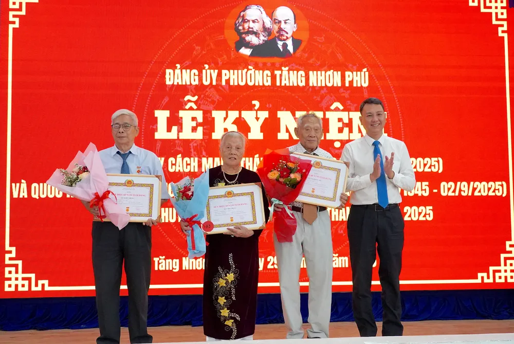 Đồng chí Nguyễn Bạch Hoàng Phụng, Bí thư Đảng ủy phường Tăng Nhơn Phú trao Huy hiệu 60 năm tuổi Đảng đến 3 đảng viên 6HH06103.JPG