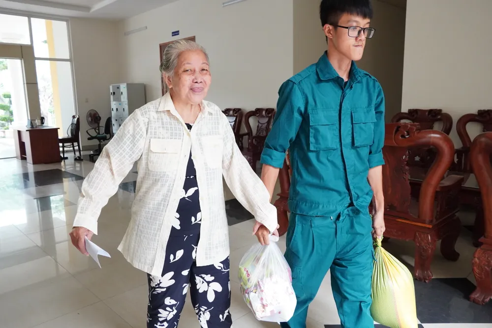 Bà Trịnh Thị Hơn vui mừng nhận quà từ Trung tâm An sinh xã hội 6HH06269.JPG