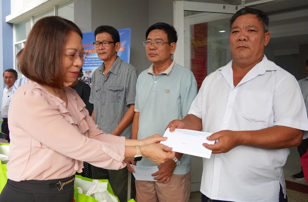 Mạnh thường quân tặng quà người dân khó khăn trong lễ ra mắt Trung tâm An sinh xã hội phường Tân Mỹ 6HH06335.JPG