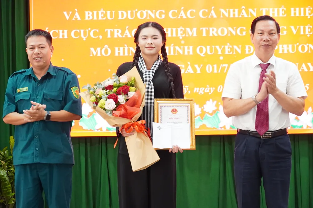 Bà Nguyễn Hoàng Anh Thư được biểu dương có thành tích xuất sắc tham gia nhiệm vụ A80 6HH06543.JPG
