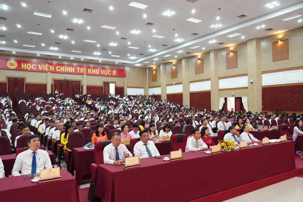 Các đại biểu và học viên dự lễ khai giảng tại điểm cầu Học viện Chính trị khu vực II 6HH06650.JPG
