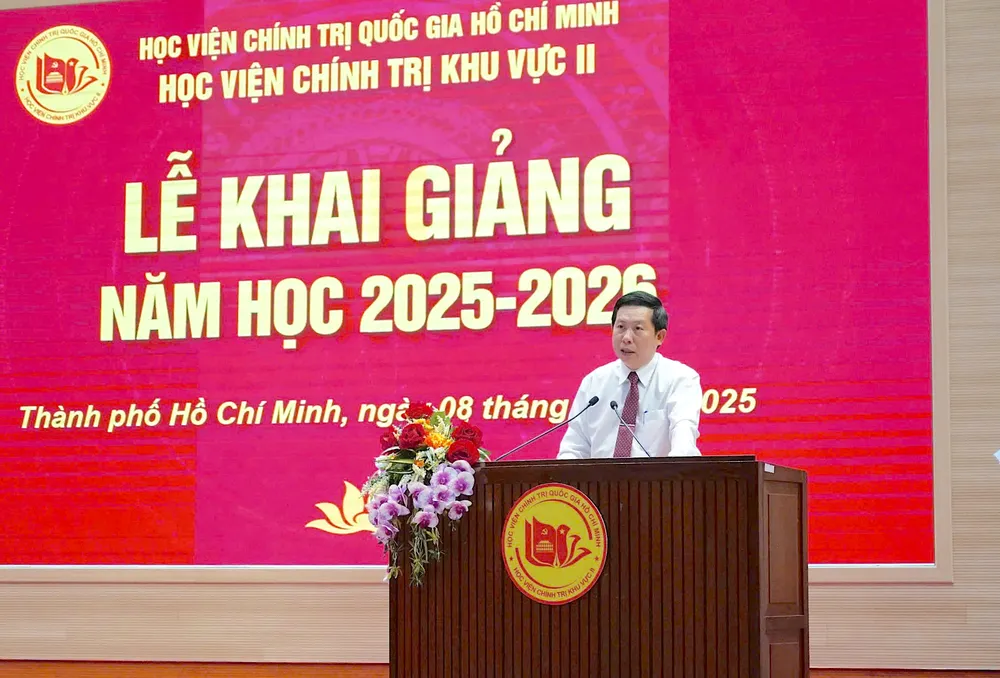 PGS-TS Nguyễn Thế Vinh, Giám đốc Học viện Chính trị Khu vực II phát biểu chào mừng năm học mới tại điểm cầu Học viện Chính trị Khu vực II 8-9. HV CTKH@.jpg