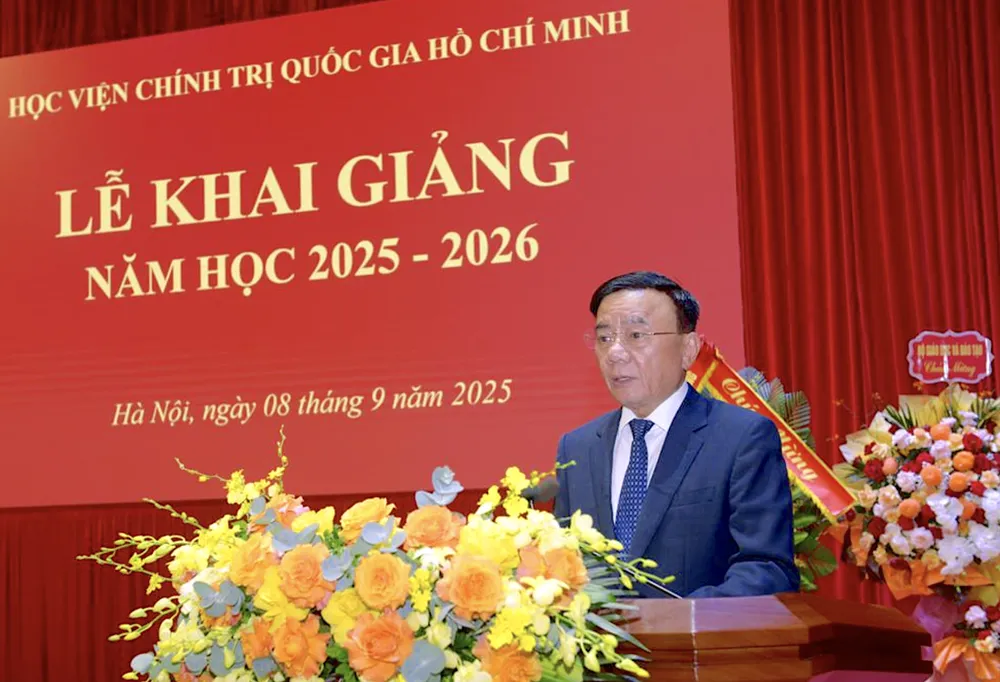 Thường trực Ban Bí thư Trần Cẩm Tú phát biểu chỉ đạo tại Lễ khai giảng năm học 2025-2026 của Học viện Chính trị quốc gia Hồ Chí Minh. Ảnh: MẠNH THẮNG Ảnh chụp Màn hình 2025-09-08 lúc 14.35.03.png