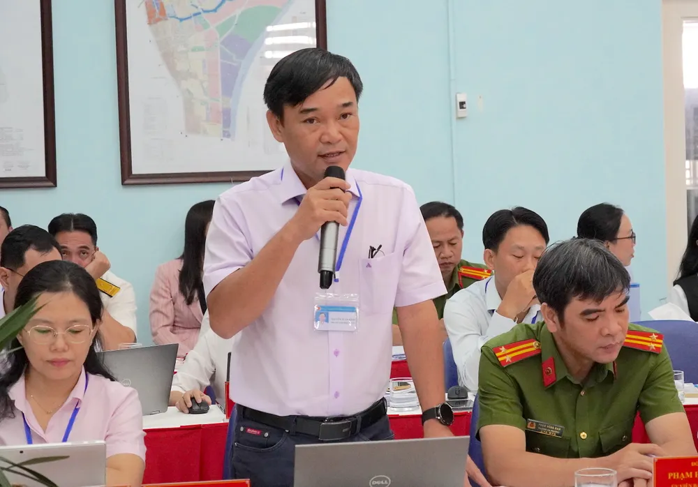 Phó Chủ tịch UBND phường kiêm Giám đốc Trung tâm Phục vụ hành chính công phường Phú Thuận Nguyễn Tuấn Khải báo cáo với đoàn công tác 9.JPG