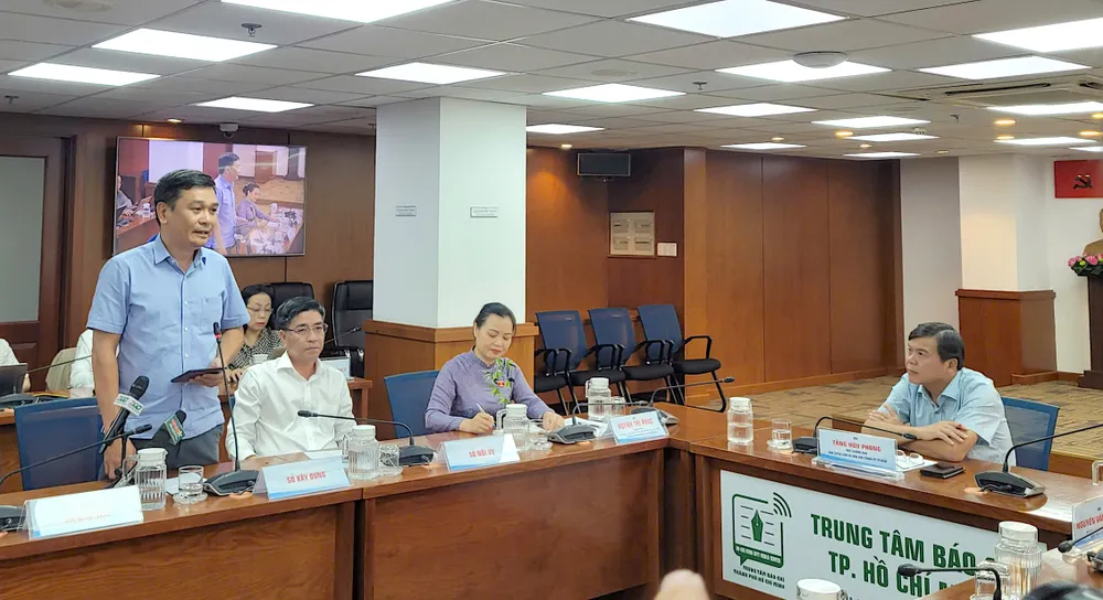 Ông Nguyễn Kiên Giang, Phó trưởng phòng Quản lý bảo trì và khai thác công trình giao thông (Sở Xây dựng TPHCM) thông tin tại họp báo 11-9. Họp báo 1.jpg