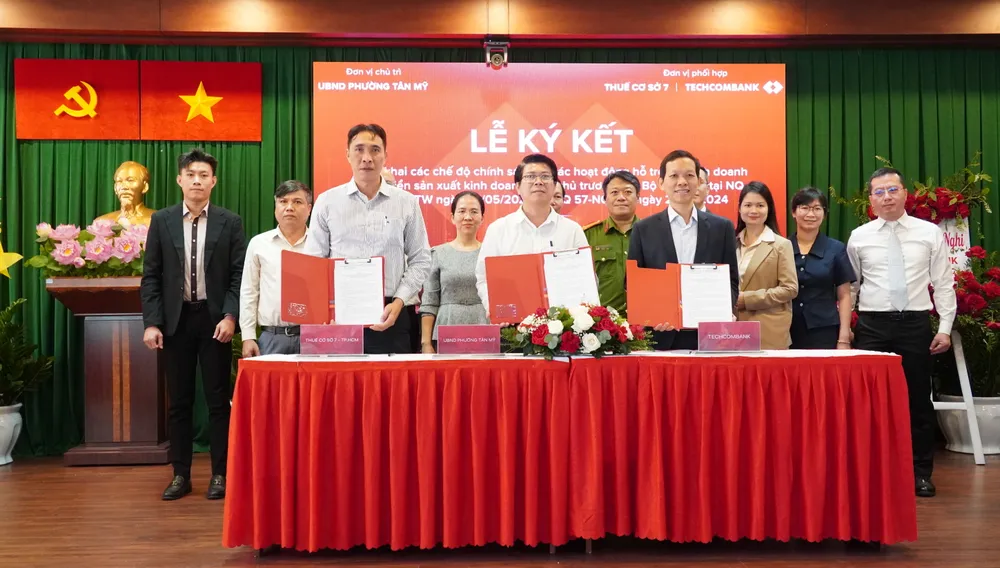 UBND phường Tân Mỹ, Thuế cơ sở 7 và Techcombank ký kết hợp phối hợp 6HH07737.JPG