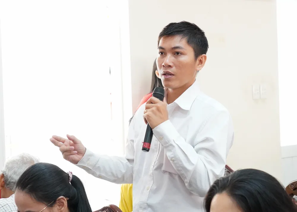 Đại diện hộ kinh doanh nêu ý kiến tại hội nghị 6HH07772.JPG