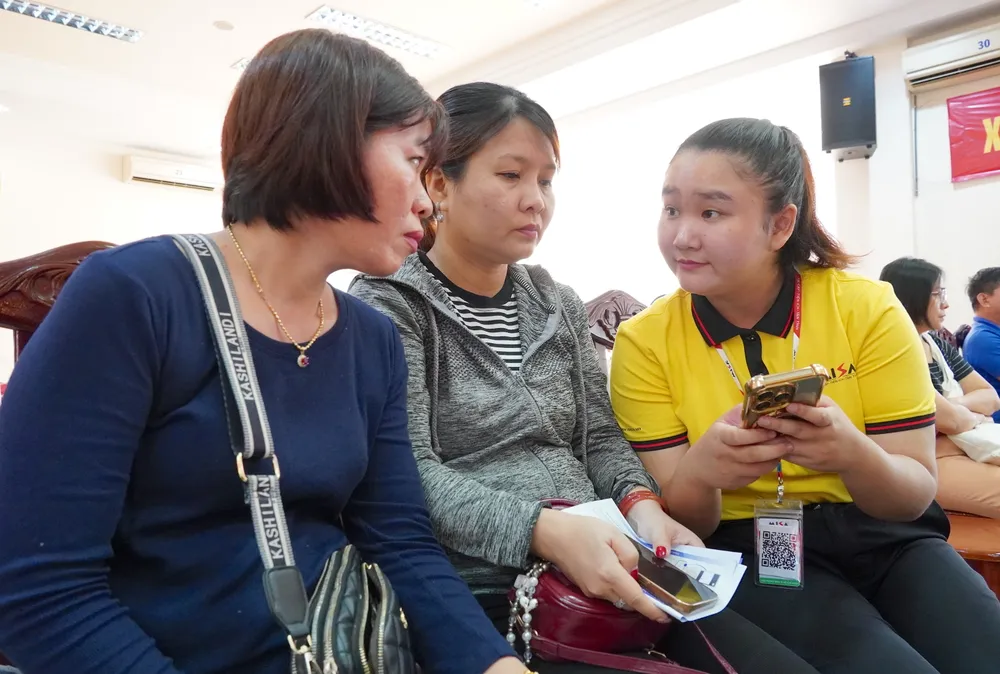 Hộ kinh doanh được hỗ trợ trực tiếp cài đặt các ứng dụng phục vụ việc kinh doanh 6HH07795.JPG
