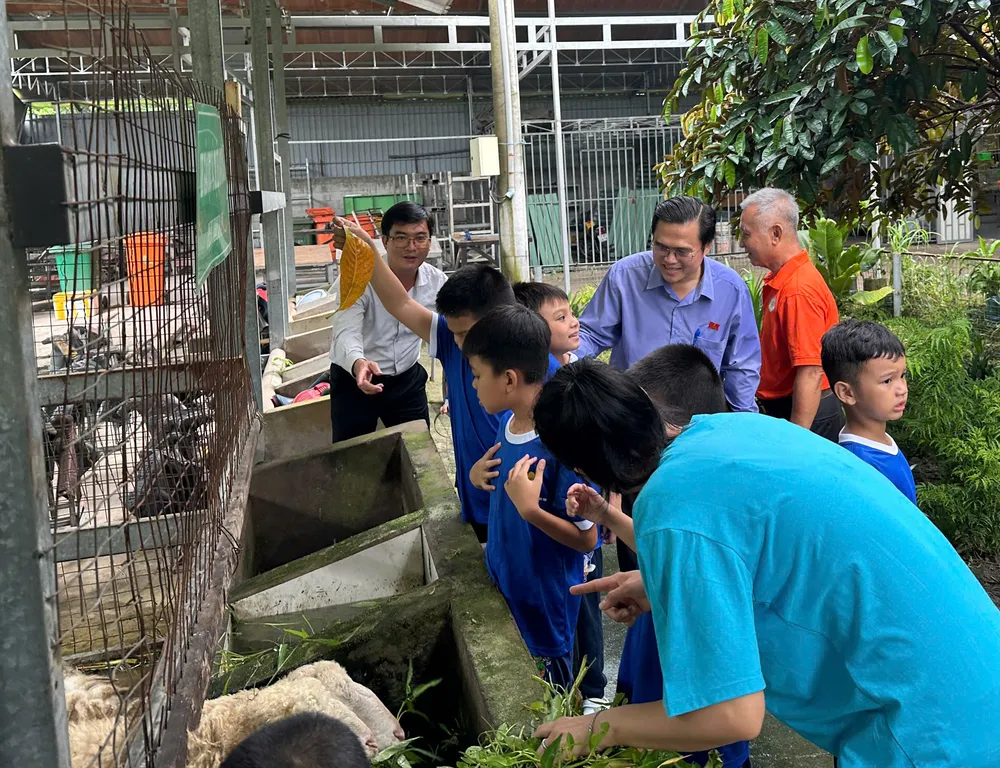 Các đại biểu HĐND TPHCM trò chuyện cùng các em học sinh đang được chăm sóc, học tập tại Trung tâm Hỗ trợ phát triển giáo dục hòa nhập Khai Trí 18-9. 4.jpg