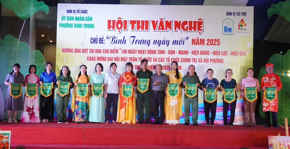 Các đơn vị lên nhận cờ lưu niệm từ Ban tổ chức hội thi 6HH08123.JPG