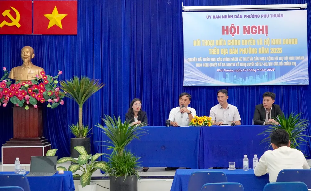 Các đồng chí chủ trì hội nghị 6HH08297.JPG