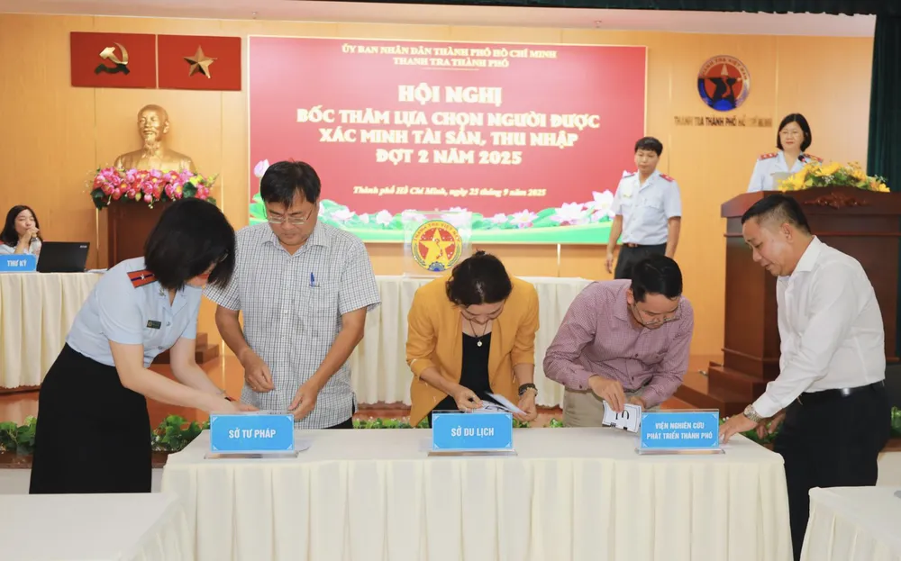 Lãnh đạo 3 đơn vị làm thủ tục bốc thăm lựa chọn người được xác minh tài sản, thu nhập. Ảnh ĐAN QUẾ 1.png