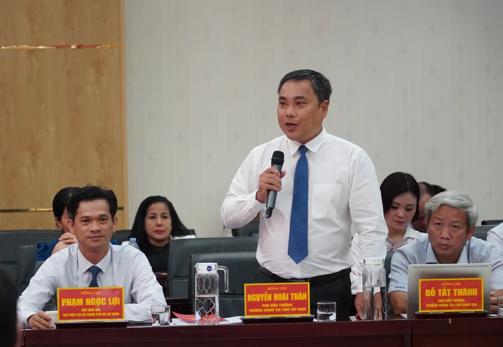 Phó Hiệu trưởng Trường Chính trị tỉnh Tây Ninh Nguyễn Hoài Thân thảo luận tại hội thảo 6HH08588.JPG