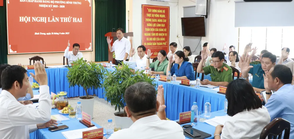Các đại biểu thông qua nghị quyết hội nghị Ảnh chụp Màn hình 2025-09-26 lúc 15.54.44.png