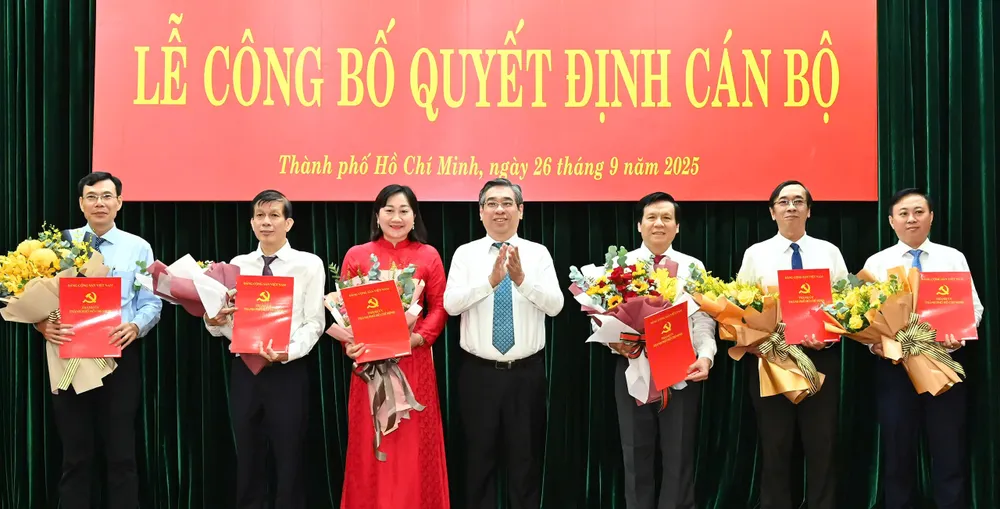 Phó Bí thư Thành ủy TPHCM Nguyễn Phước Lộc chúc mừng Ban Biên tập Báo SGGP. Ảnh: VIỆT DŨNG Phó Bí thư Thành ủy TPHCM Nguyễn Phước Lộc chúc mừng Ban Biên tập Báo Sài Gòn Giải Phóng. Ảnh VIỆT DŨNG