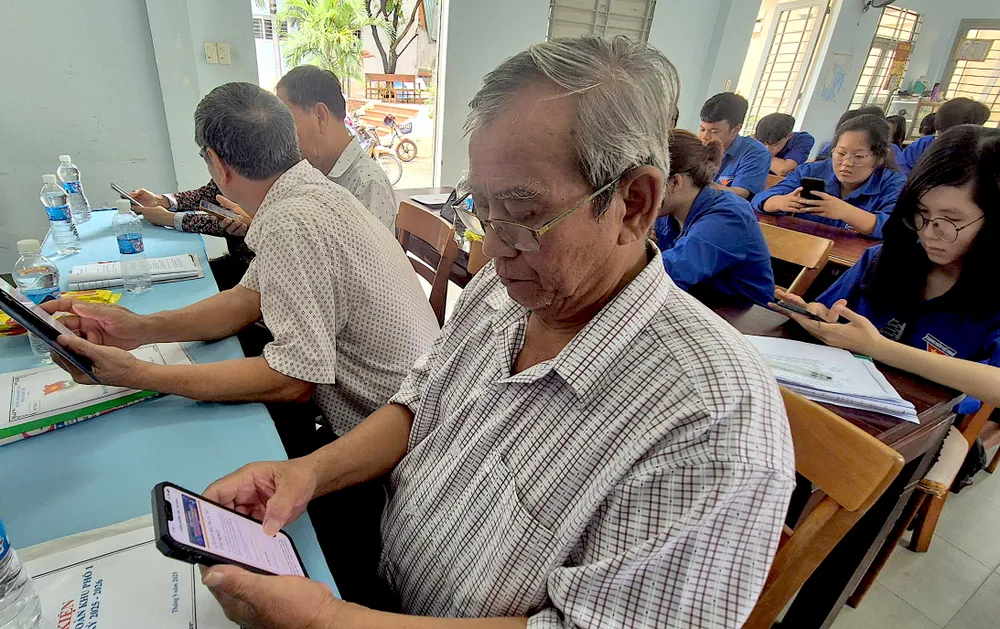 Đông đảo cán bộ khu phố, đoàn viên thanh niên và người dân phường Linh Xuân tham gia thi trực tuyến 27-9. 2.jpg