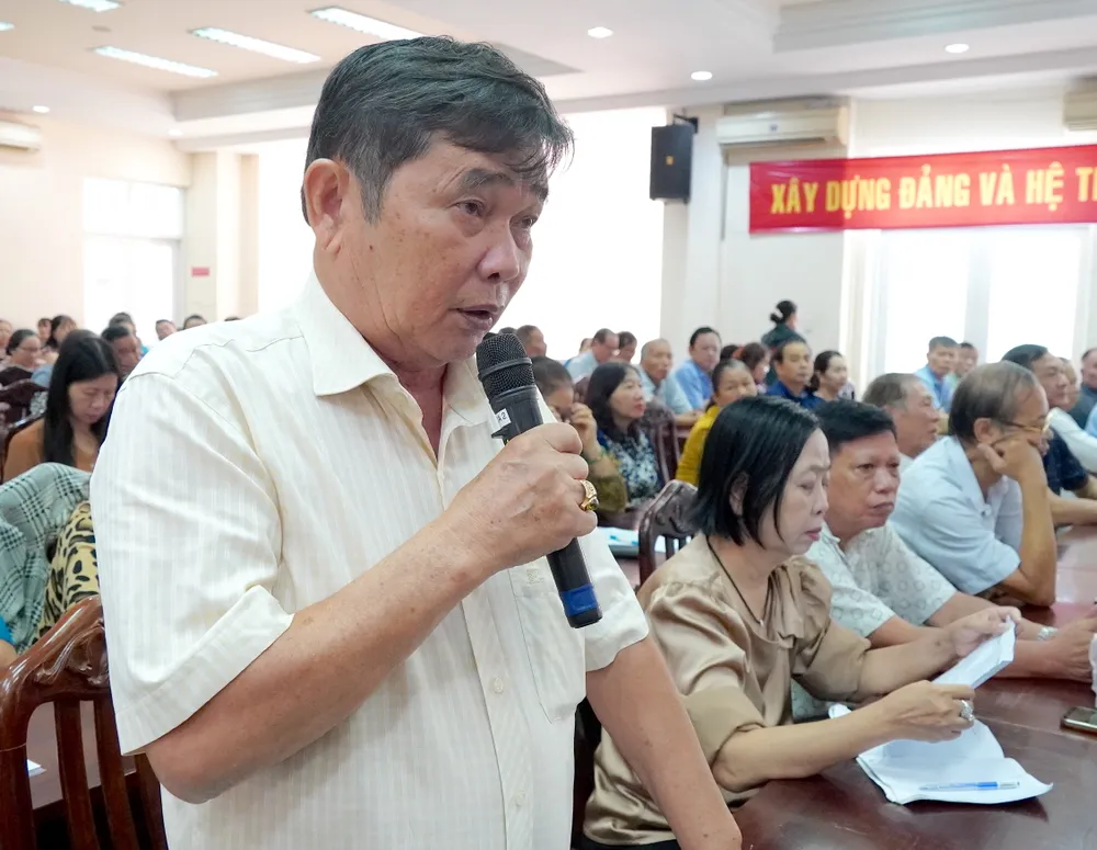 Cử tri nêu ý kiến tại buổi tiếp xúc 6HH08627.JPG