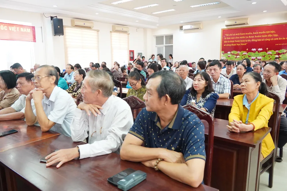 Cử tri tham dự buổi tiếp xúc 6HH08637.JPG