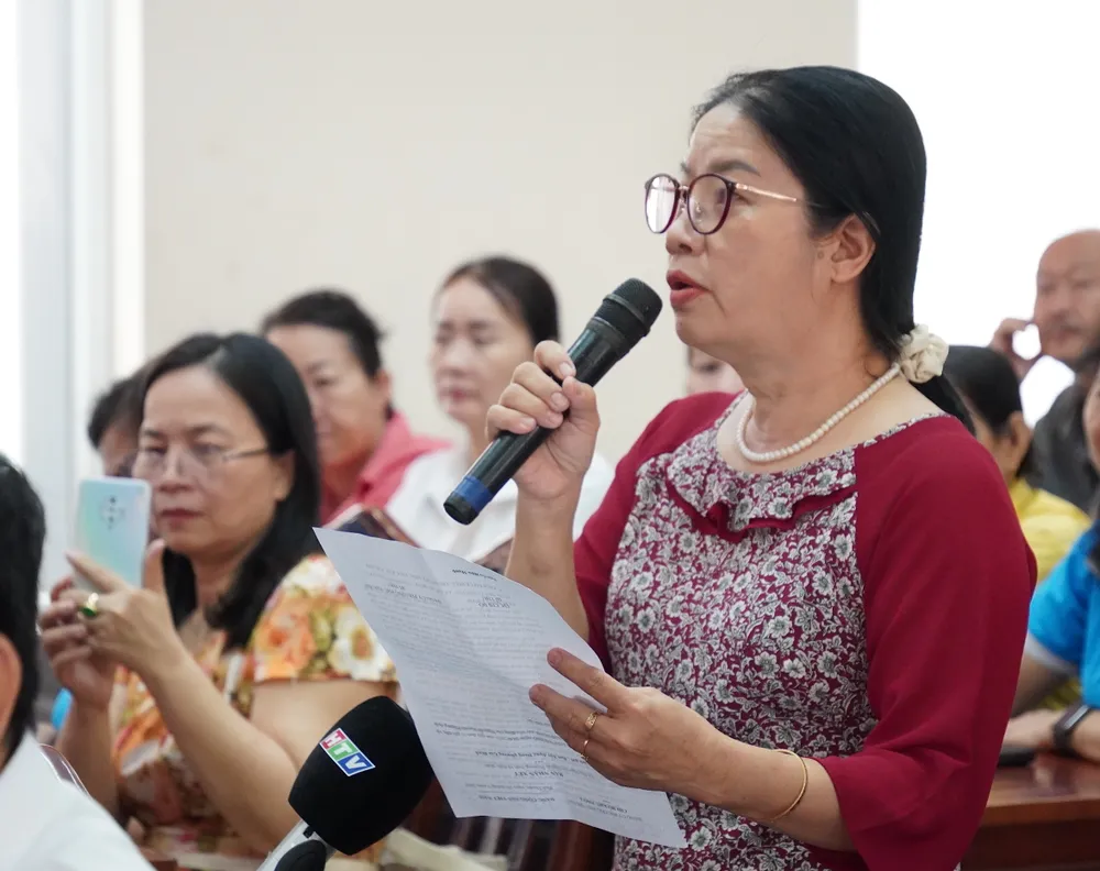 Cử tri nêu ý kiến 6HH08649.JPG