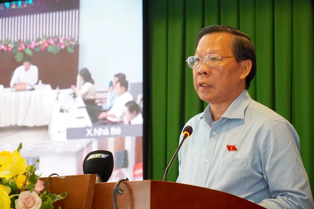 ĐB Phan Văn Mãi, Chủ nhiệm Ủy ban Kinh tế và Tài chính của Quốc hội, trao đổi với cử tri 6HH08703.JPG