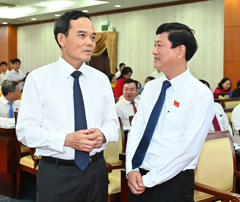 Bí thư Thành ủy TPHCM Trần Lưu Quang trao đổi cùng Chủ tịch HĐND TPHCM Võ Văn Minh tại kỳ họp. Ảnh VIỆT DŨNG 1.jpg