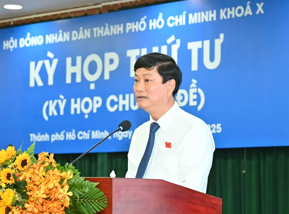 Chủ tịch HĐND TPHCM Võ Văn Minh phát biểu bế mạc. Ảnh VIỆT DŨNG 10.jpg
