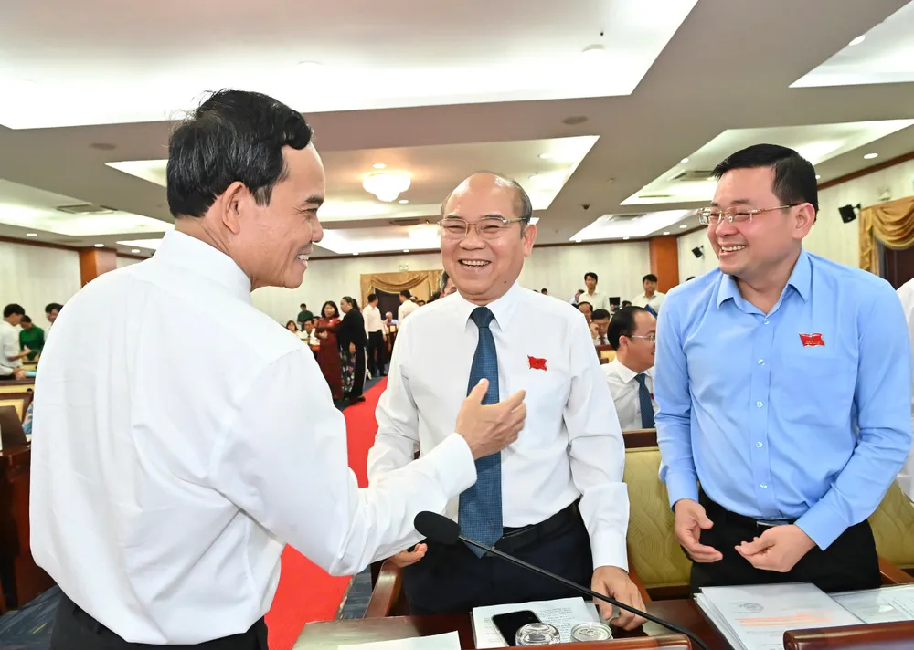 Bí thư Thành ủy TPHCM Trần Lưu Quang trao đổi cùng các đại biểu tại kỳ họp. Ảnh VIỆT DŨNG 11.jpg